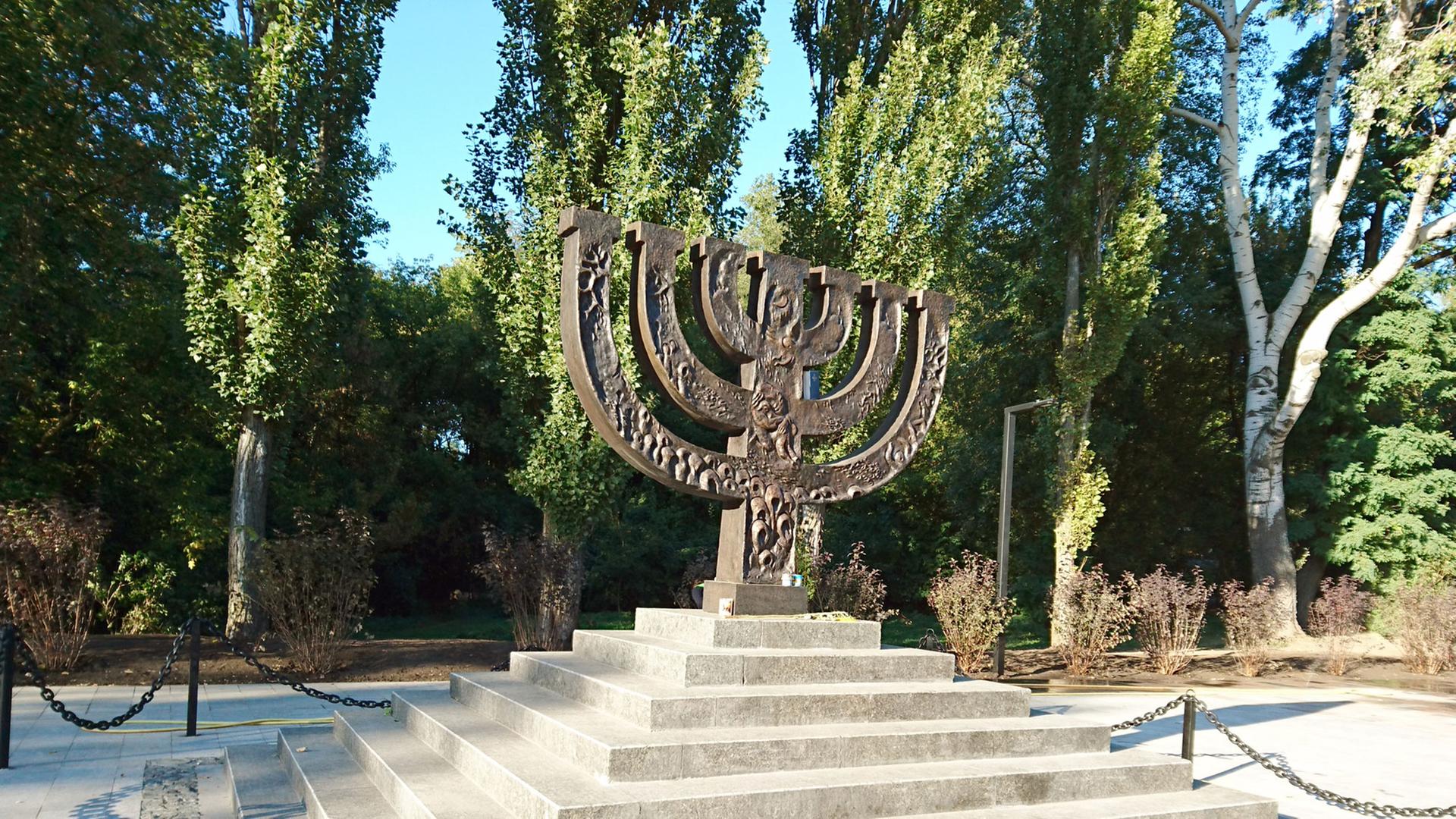 1991 errichtetes Menora, Denkmal für die während der deutschen Besatzungszeit 1941-1943 ermordeten Juden in Babyn Jar. 1991 errichtetes Menora, Denkmal für die während der deutschen Besatzungszeit 1941-1943 ermordeten Juden in Babyn Jar.