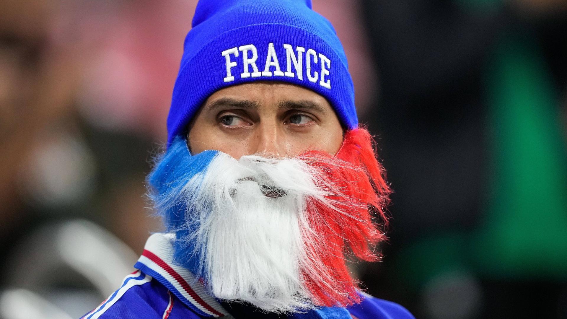 Ein französischer Bart mit Mütze und Weihnachtsmann-Bart bei der Fußball-WM 2022 in Katar. Ein französischer Bart mit Mütze und Weihnachtsmann-Bart bei der Fußball-WM 2022 in Katar.