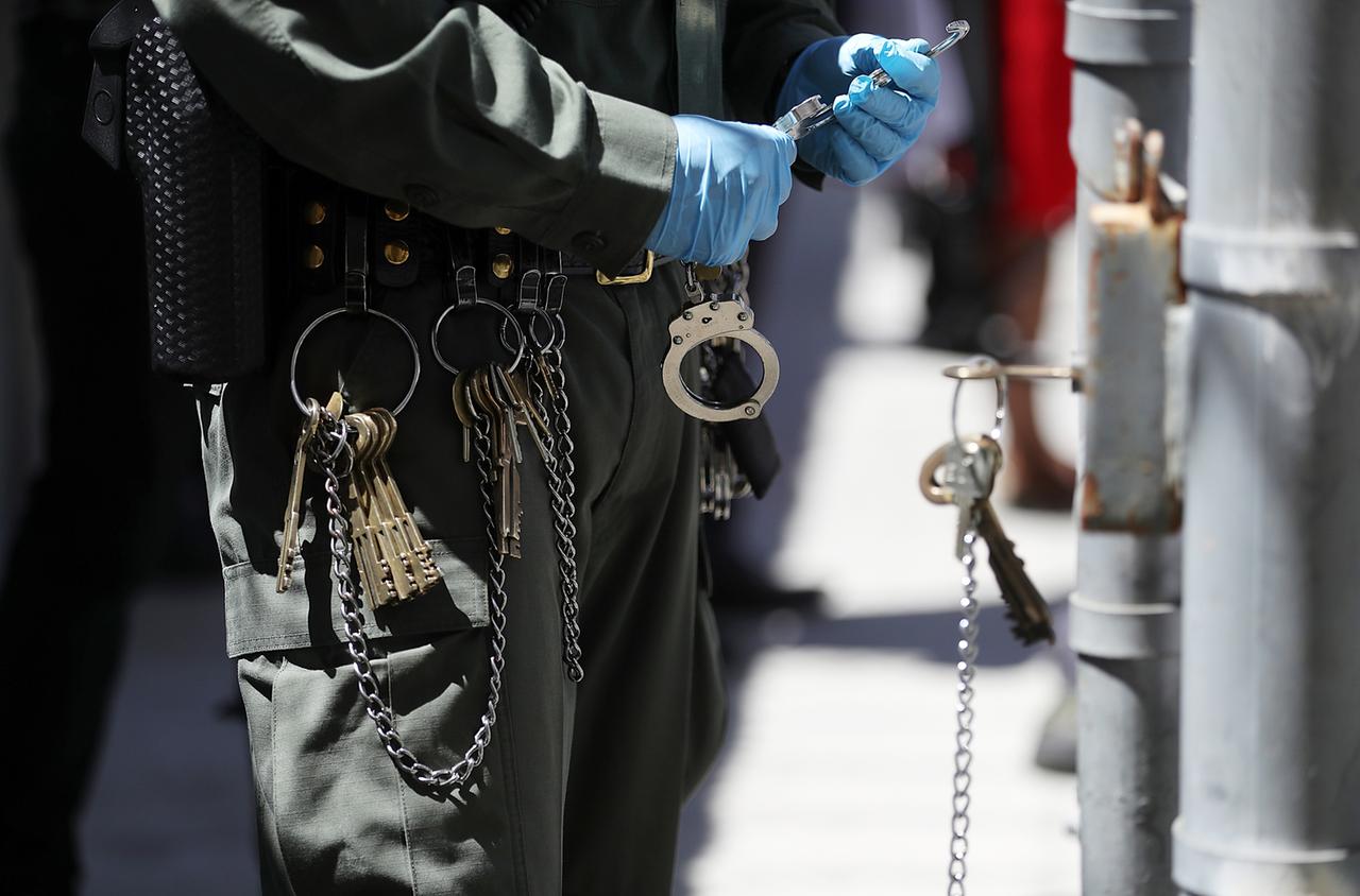 Viele Schlüssel hängen am Gürtel eines Gefängnismitarbeiters im San Quentin State Prison in der Death Row.