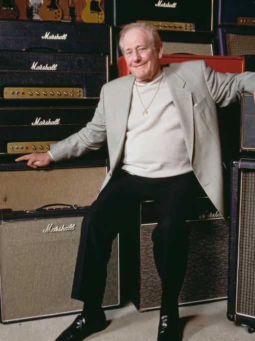 Der englische Geschäftsmann und Gründer von Marshall Amplification, Jim Marshall mit einer Auswahl seiner Verstärker, Los Angeles, Kalifornien, 2000.