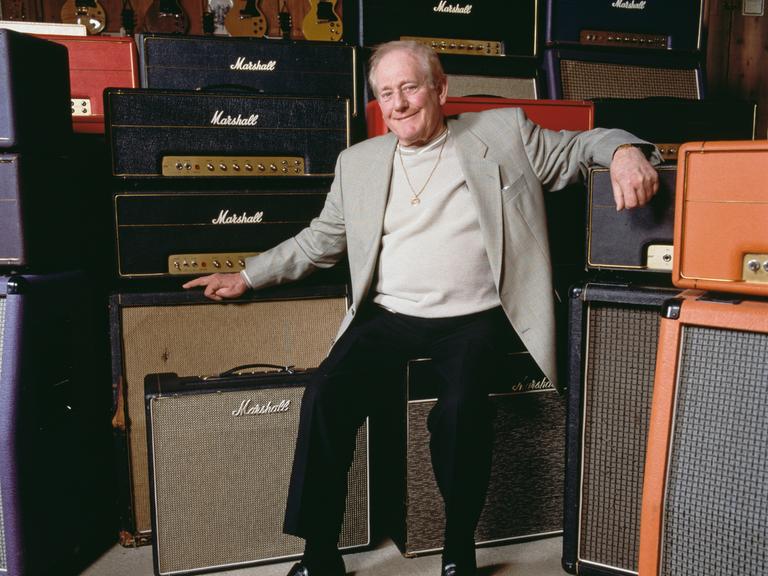 Der englische Geschäftsmann und Gründer von Marshall Amplification, Jim Marshall mit einer Auswahl seiner Verstärker, Los Angeles, Kalifornien, 2000.