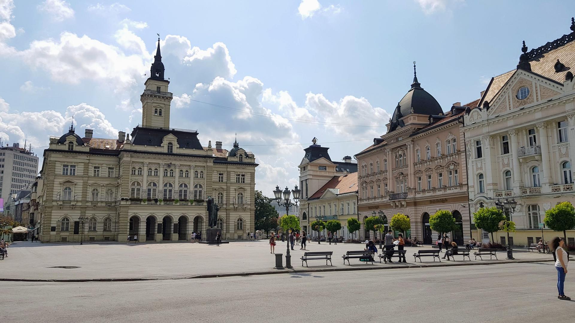 Platz in der serbischen Stadt Novi Sad. Platz in der serbischen Stadt Novi Sad.