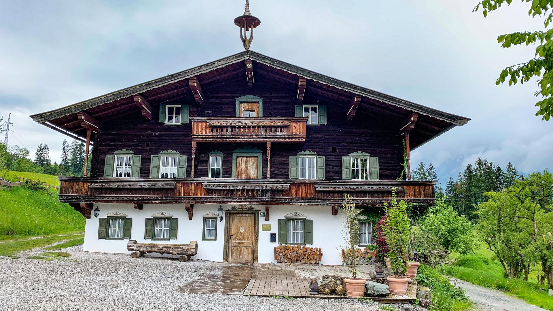Drehort: Das Haus der Arztpraxis. Hier wird "Der Bergdoktor" gedreht. Ellmau, Tirol.