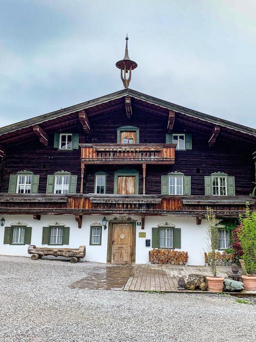 Drehort: Das Haus der Arztpraxis. Hier wird "Der Bergdoktor" gedreht. Ellmau, Tirol.