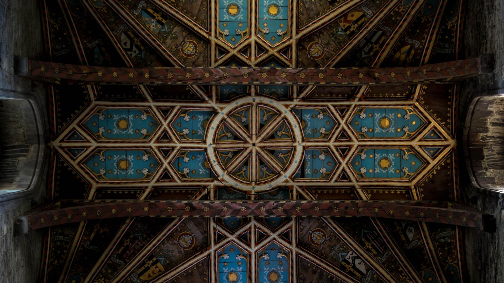 Im Deckengewölben der Kathedrale von St. David fügen sich die einzelnen geometrischen Figuren und Verzierungen sich zu einem großen blauen Kreuz zusammen.
Im Deckengewölben der Kathedrale von St. David fügen sich die einzelnen geometrischen Figuren und Verzierungen sich zu einem großen blauen Kreuz zusammen.