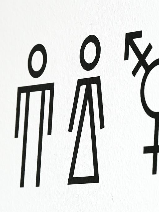 Ein Piktogramm für Unisex-Toiletten, das auf die Geschlechter Männer, Frauen und Allgender/Transgender hinweist
