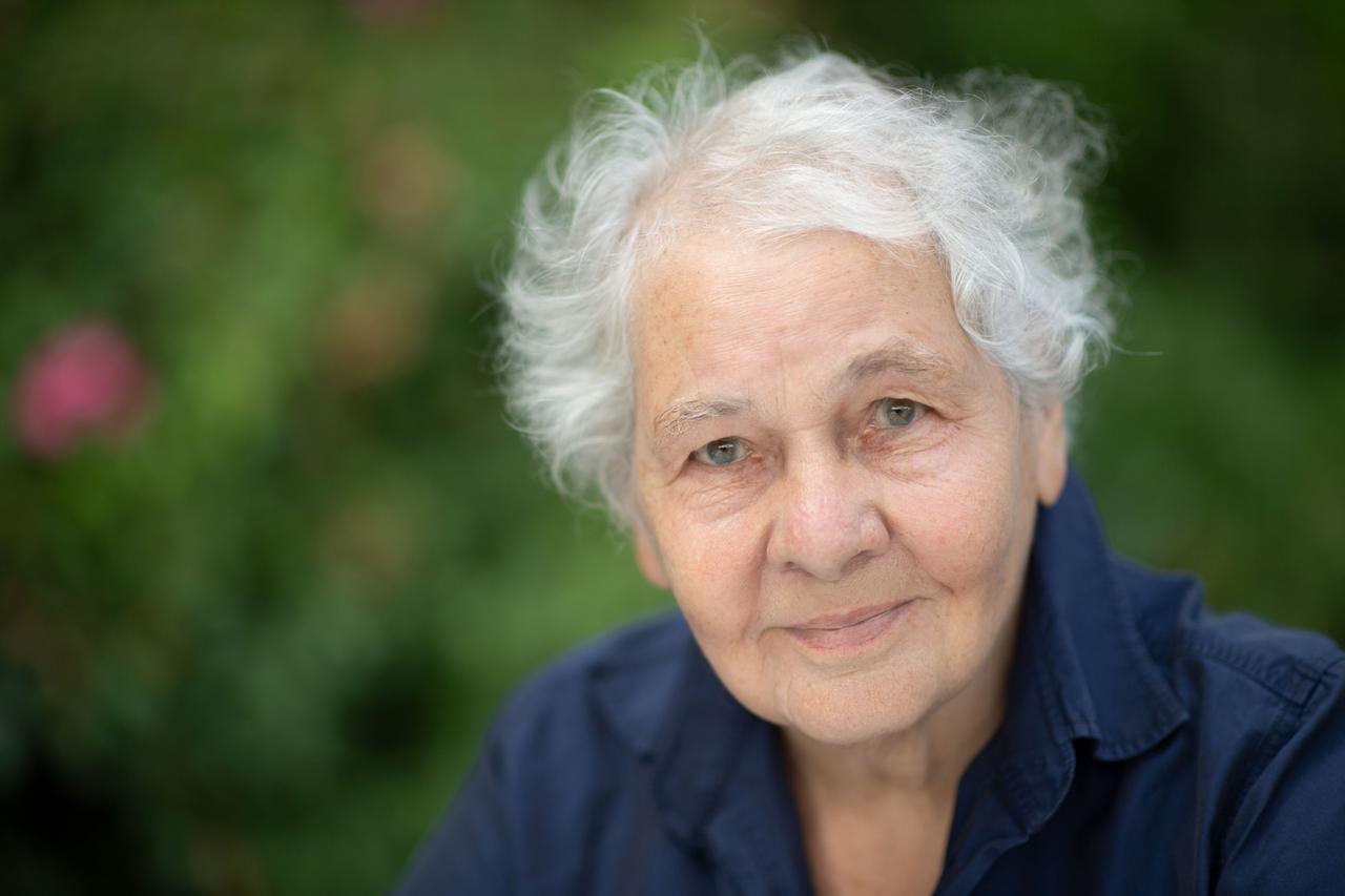 Porträt von Christiane Nüsslein-Volhard, Biochemikerin und Medizinnobelpreisträgerin, aufgenommen vor dem Max-Planck-Institut für Entwicklungsbiologie 2020. Porträt von Christiane Nüsslein-Volhard, Biochemikerin und Medizinnobelpreisträgerin, aufgenommen vor dem Max-Planck-Institut für Entwicklungsbiologie 2020.
