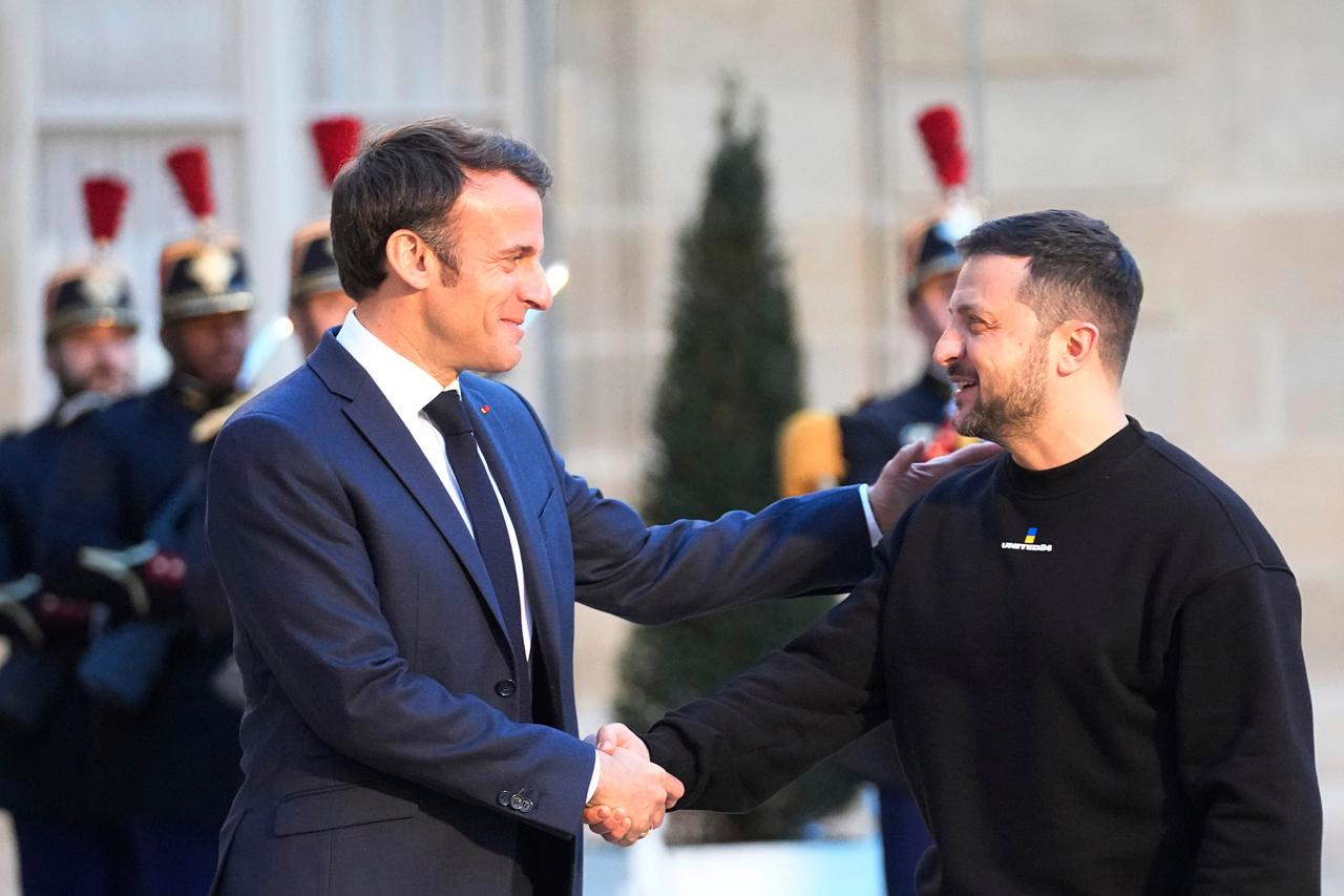 Der französische Präsident Emmanuel Macron begrüßt den ukrainischen Präsidenten Wolodymyr Selenskyj im Elysee-Palast.