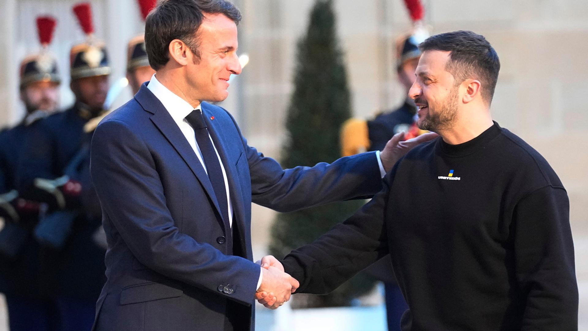 Der französische Präsident Emmanuel Macron (li.) und der ukrainische Präsident Wolodymyr Selenskyj in Paris. Der französische Präsident Emmanuel Macron (li.) und der ukrainische Präsident Wolodymyr Selenskyj in Paris.