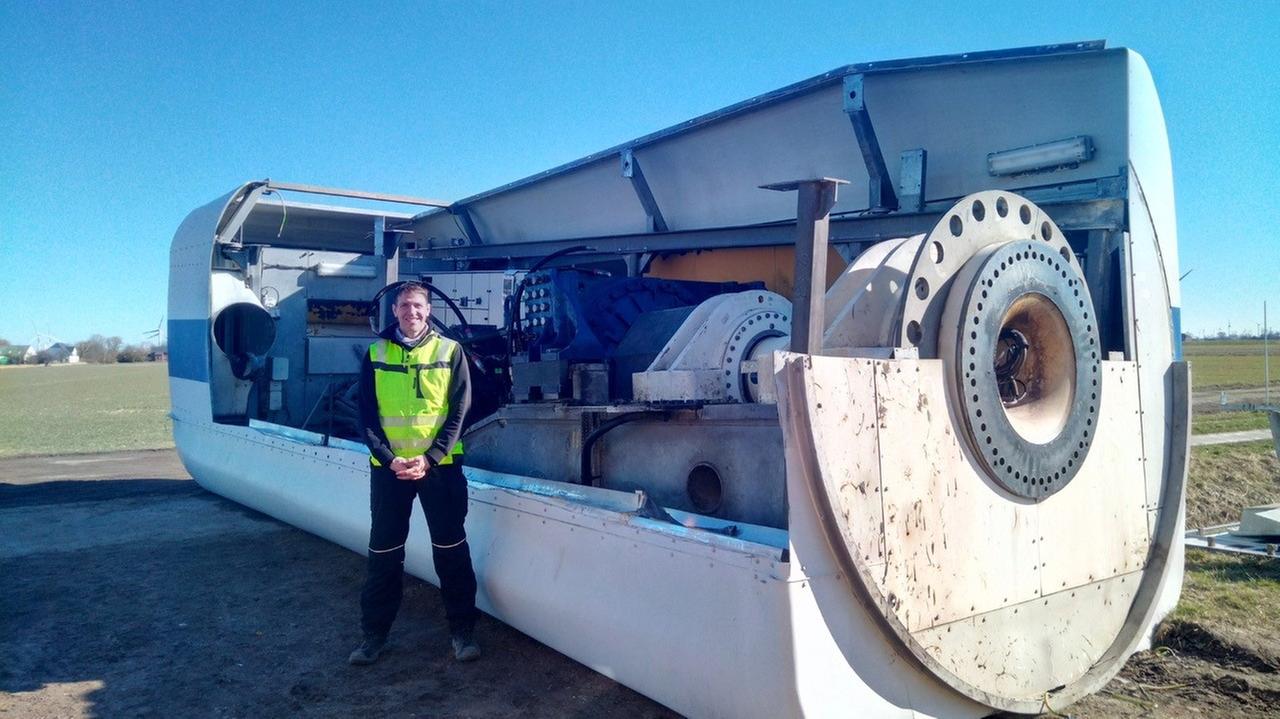 Jens Monsees steht vor dem abgebauten Maschinenhaus des in Trennewurth demontierten Windrads
