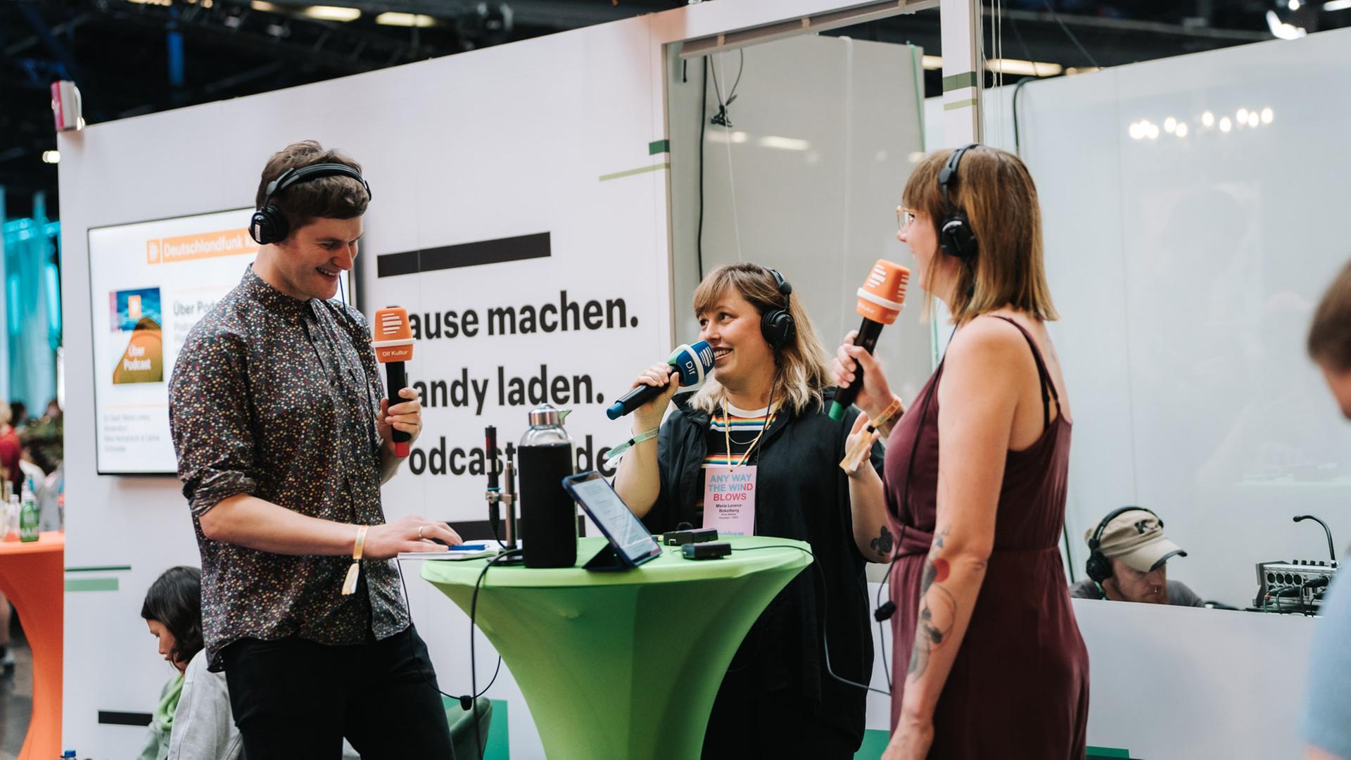 Auf einer Bühne in einer Messehalle stehen Mike Herbstreuth, Maria Lorenz-Bokelberg und Carina Schroeder in gelöster Gesprächshaltung. Auf einer Bühne in einer Messehalle stehen Mike Herbstreuth, Maria Lorenz-Bokelberg und Carina Schroeder in gelöster Gesprächshaltung.