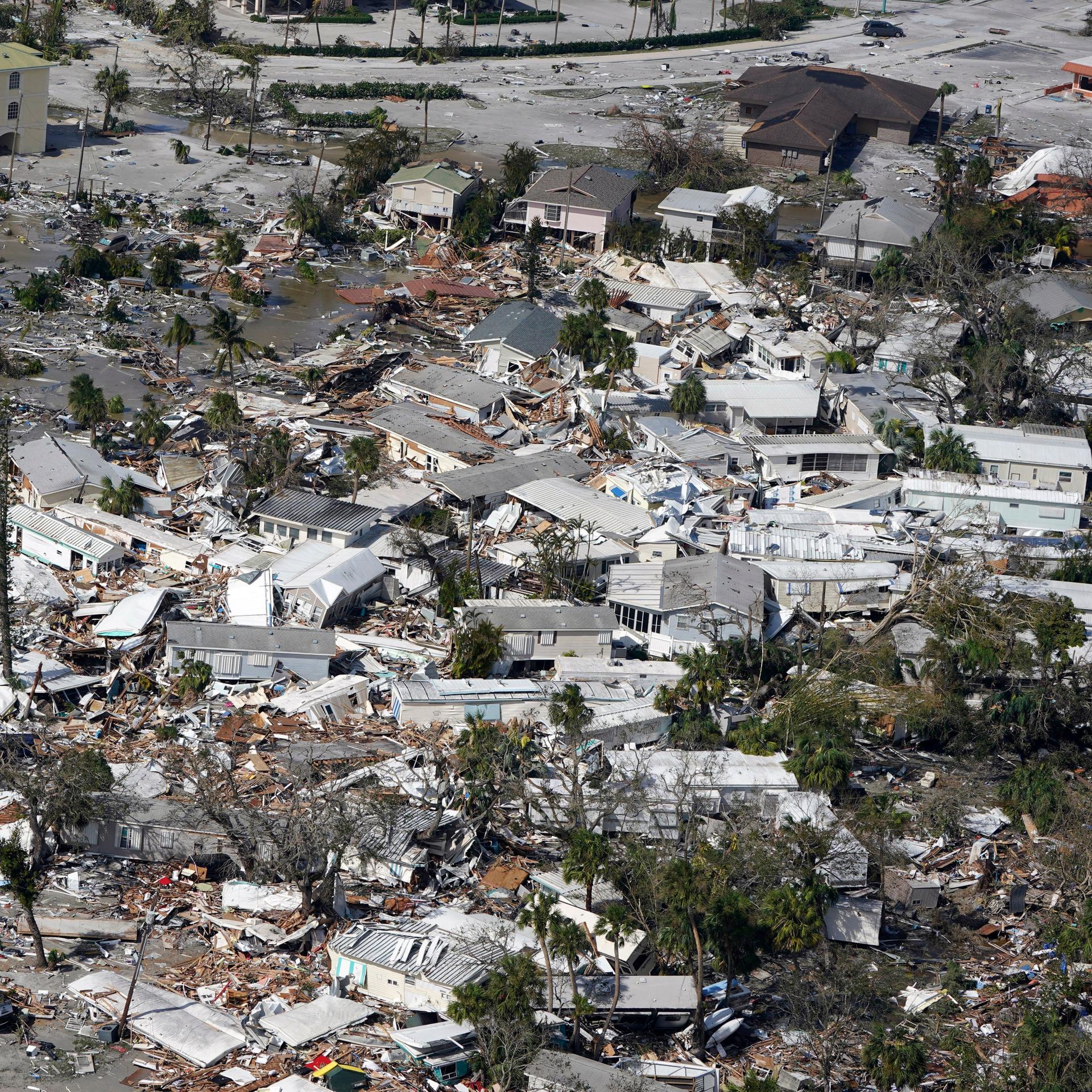 Blick auf beschädigte Häuser und Trümmer in Fort Myers nach Hurrikan "Ian". 
