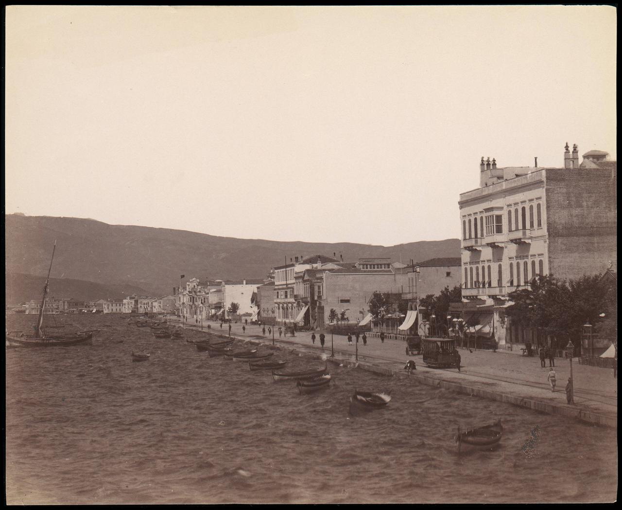 Die Promenade von Smyrna im Jahr 1880 vor dem türkisch-griechischen Krieg Die Promenade von Smyrna im Jahr 1880 vor dem türkisch-griechischen Krieg