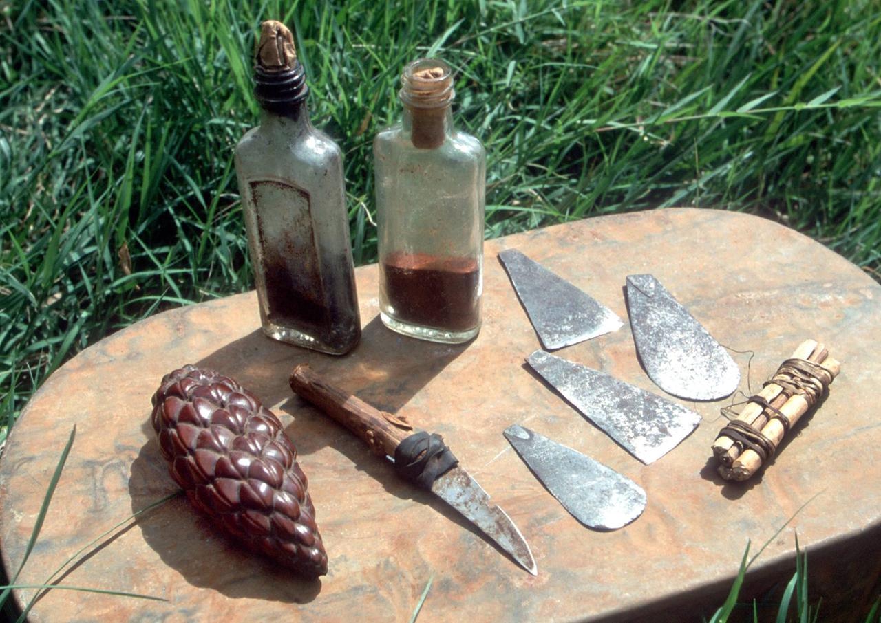 Geräte zur Genitalverstümmelung: alte Schaber, verdreckte Messer, Tinkturen in alten Glasflaschen.