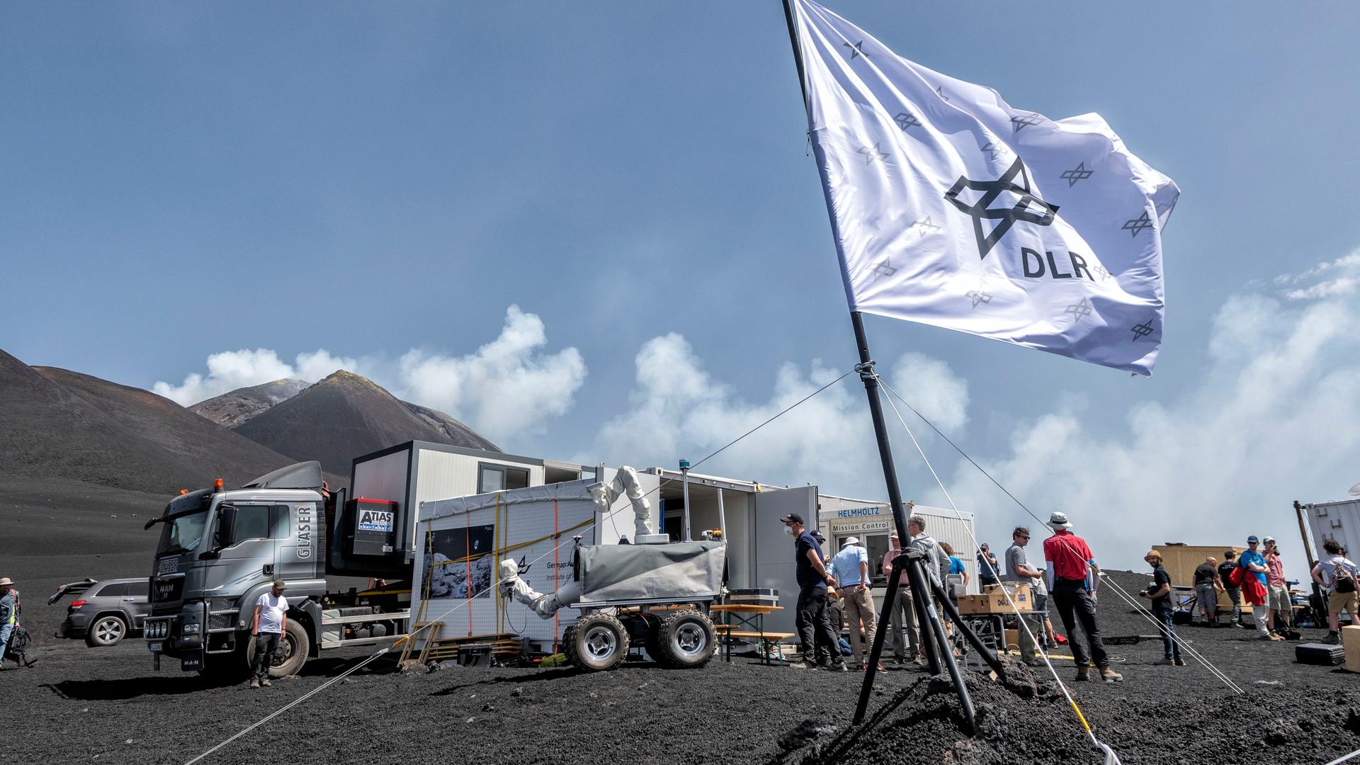 Juni 2022 am Vulkan Etna auf Sizilien: Das Deutsche Zentrum für Luft- und Raumfahrt testet mit der Europäischen Weltraumagentur ESA mehrere Rover unter mondähnlichen Bedingungen für eine geplante Mond-Mission