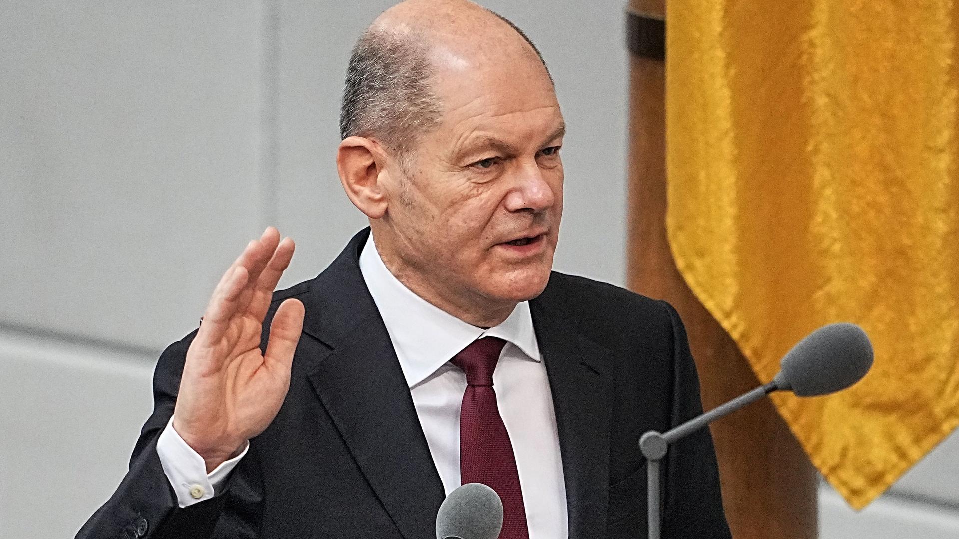 Der neu gewählte Bundeskanzler Olaf Scholz (SPD) legt im Bundestag den Amtseid für seine erste Amtszeit ab. Der neu gewählte Bundeskanzler Olaf Scholz (SPD) legt im Bundestag den Amtseid für seine erste Amtszeit ab.