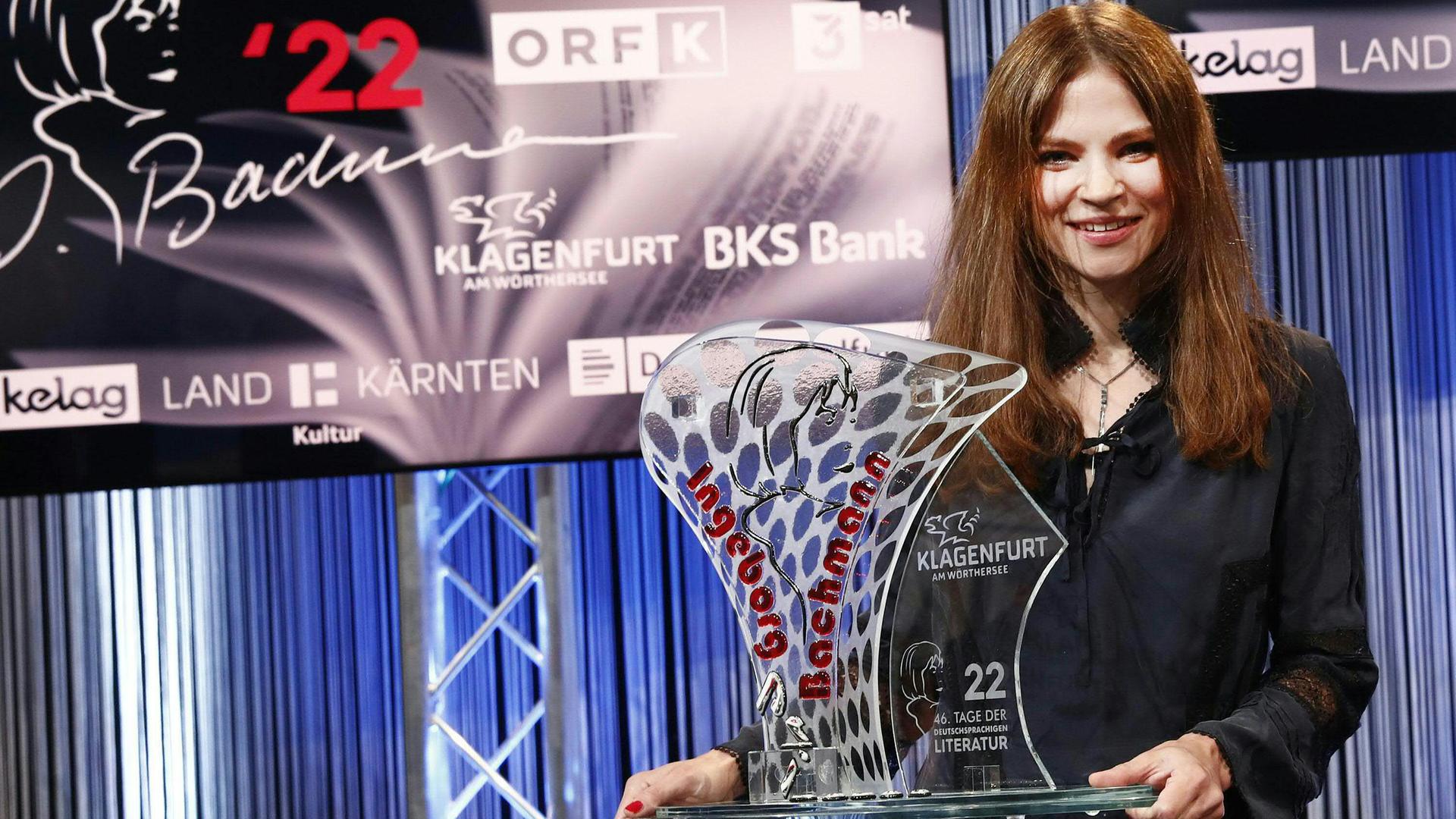 Bachmann-Preisgewinnerin Ana Marwan steht mit der Gewinnertrophäe auf der Bühne in Klagenfurt Bachmann-Preisgewinnerin Ana Marwan steht mit der Gewinnertrophäe auf der Bühne in Klagenfurt