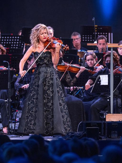 Das New York Philharmonic Orchestra unter Leitung des Dirigenten Jaap van Zweden (r) spielt gemeinsam mit Violinistin Anne-Sophie Mutter beim zweiten Konzert im ehemaligen Kraftwerk Peenemünde auf der Ostseeinsel Usedom.