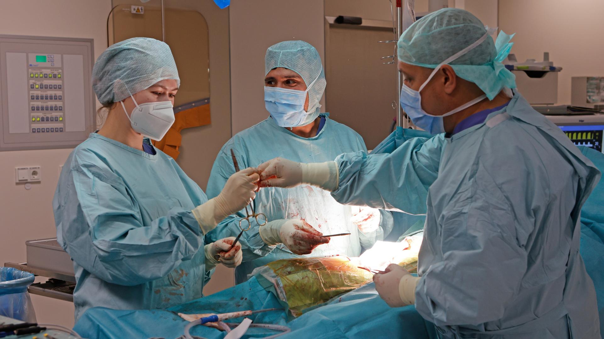 Ein Ãrzteteam operiert einen Patienten Operationssaal-