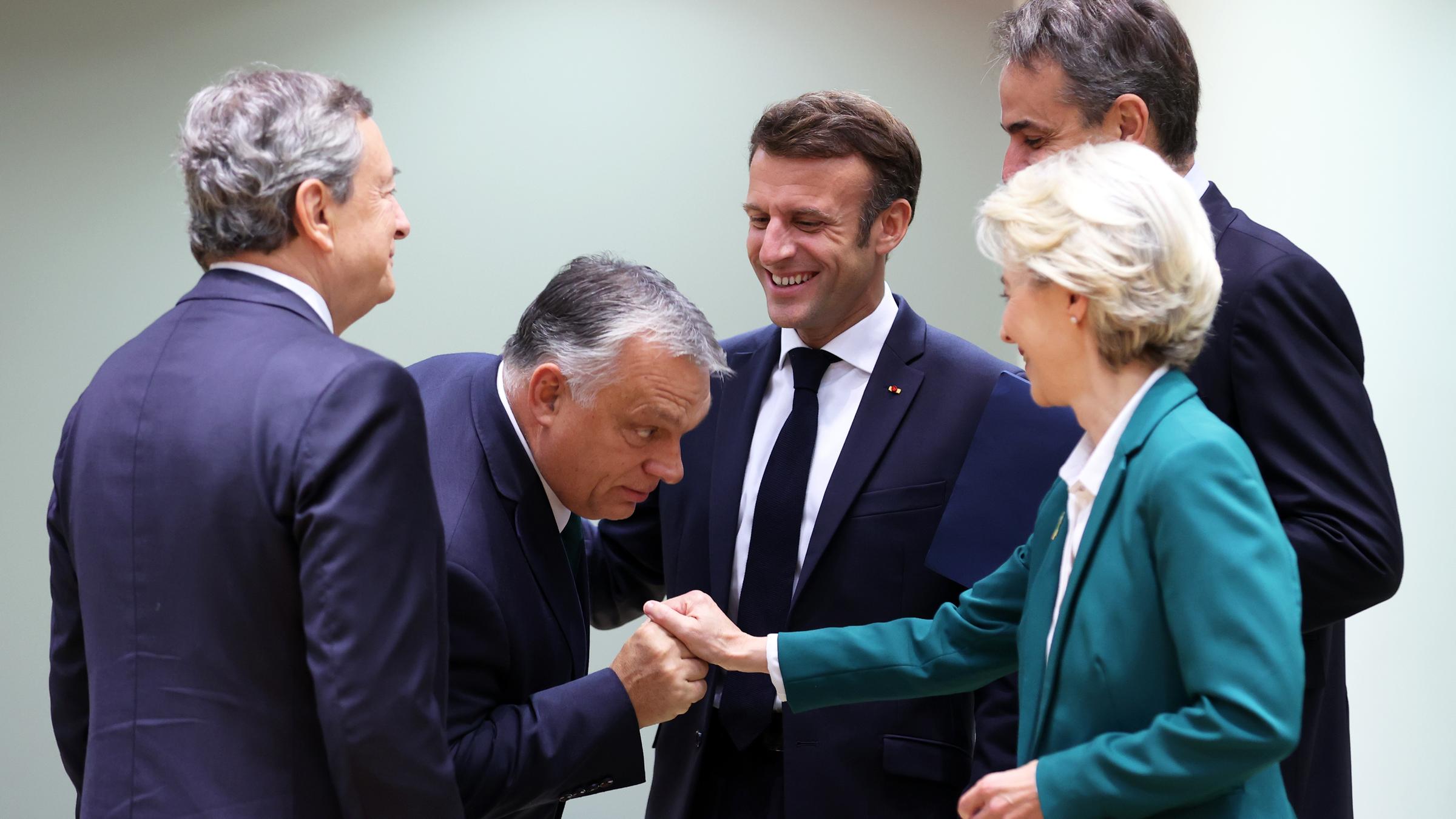 EU-Gipfel im Oktober 2022 in Brüssel: Die Staats- und Regierungschef von Ungarn, Frankreich, Italien und Griechenland, Orban, Macron, Draghi und Mitsotakis, mit EU-Kommissionspräsidentin Ursula von der Leyen. Viktor Orban neigt sich vor Ursula von der Leyen zum Handkuss. EU-Gipfel im Oktober 2022 in Brüssel: Die Staats- und Regierungschef von Ungarn, Frankreich, Italien und Griechenland, Orban, Macron, Draghi und Mitsotakis, mit EU-Kommissionspräsidentin Ursula von der Leyen. Viktor Orban neigt sich vor Ursula von der Leyen zum Handkuss.