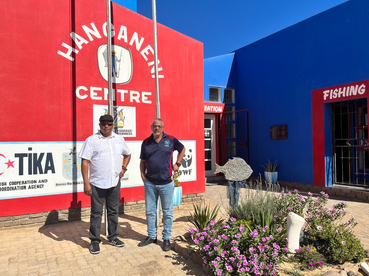 Herman /Honeb (rechts) und Claudius Ikera (links) von der Hanganeni Artisanal Fishing Association. Herman /Honeb (rechts) und Claudius Ikera (links) von der Hanganeni Artisanal Fishing Association.
