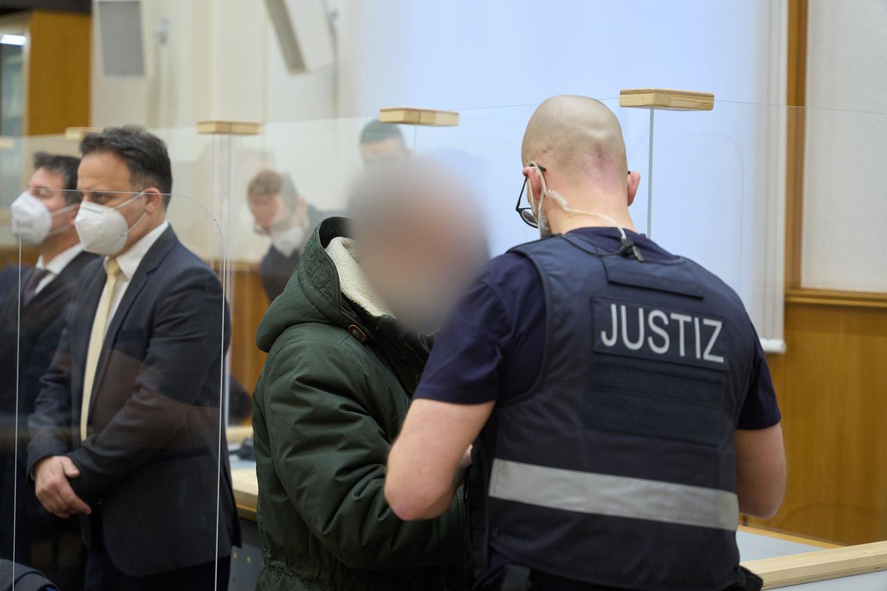 Koblenz: Der Angeklagte Anwar R. wird in Handschellen zur Urteilsverkündung in den Gerichtssaal des Oberlandesgerichts geführt. Koblenz: Der Angeklagte Anwar R. wird in Handschellen zur Urteilsverkündung in den Gerichtssaal des Oberlandesgerichts geführt.
