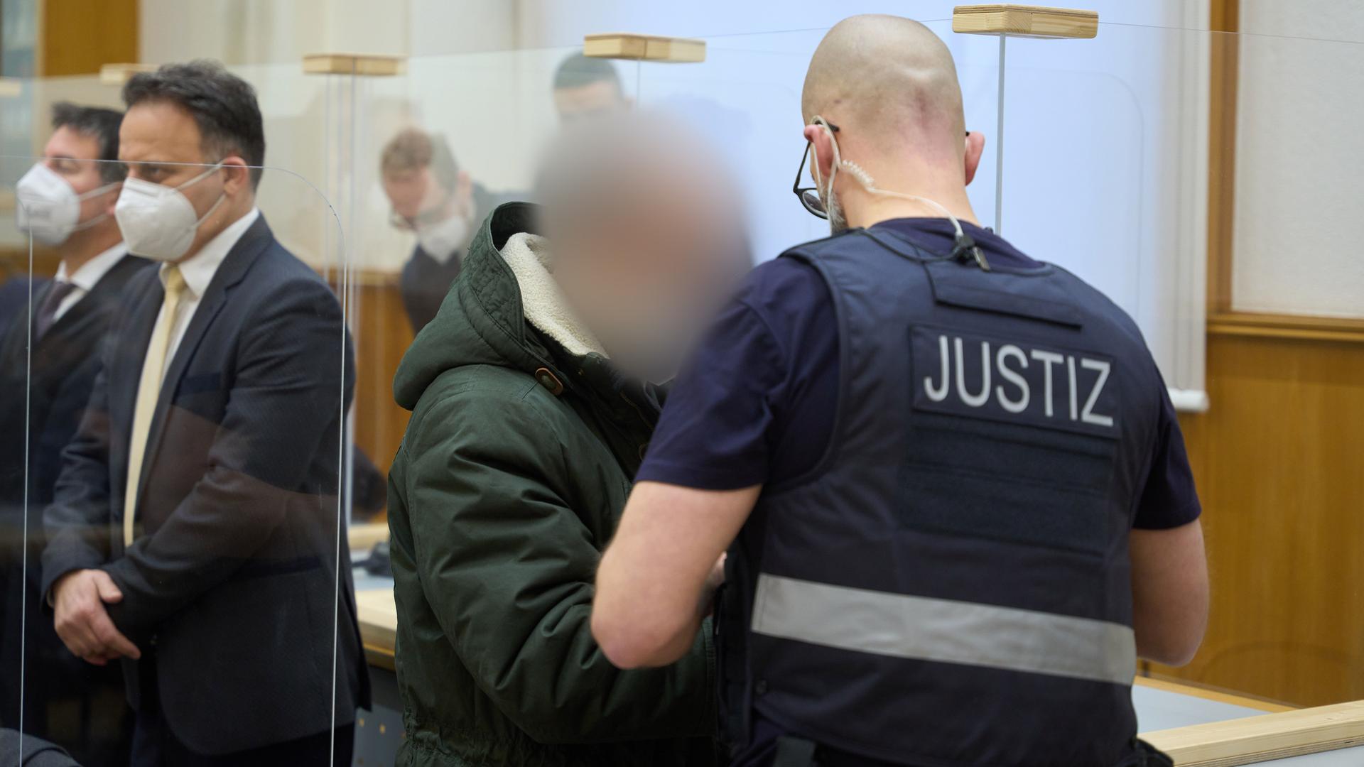 Koblenz: Der Angeklagte Anwar R. wird in Handschellen zur Urteilsverkündung in den Gerichtssaal des Oberlandesgerichts geführt.