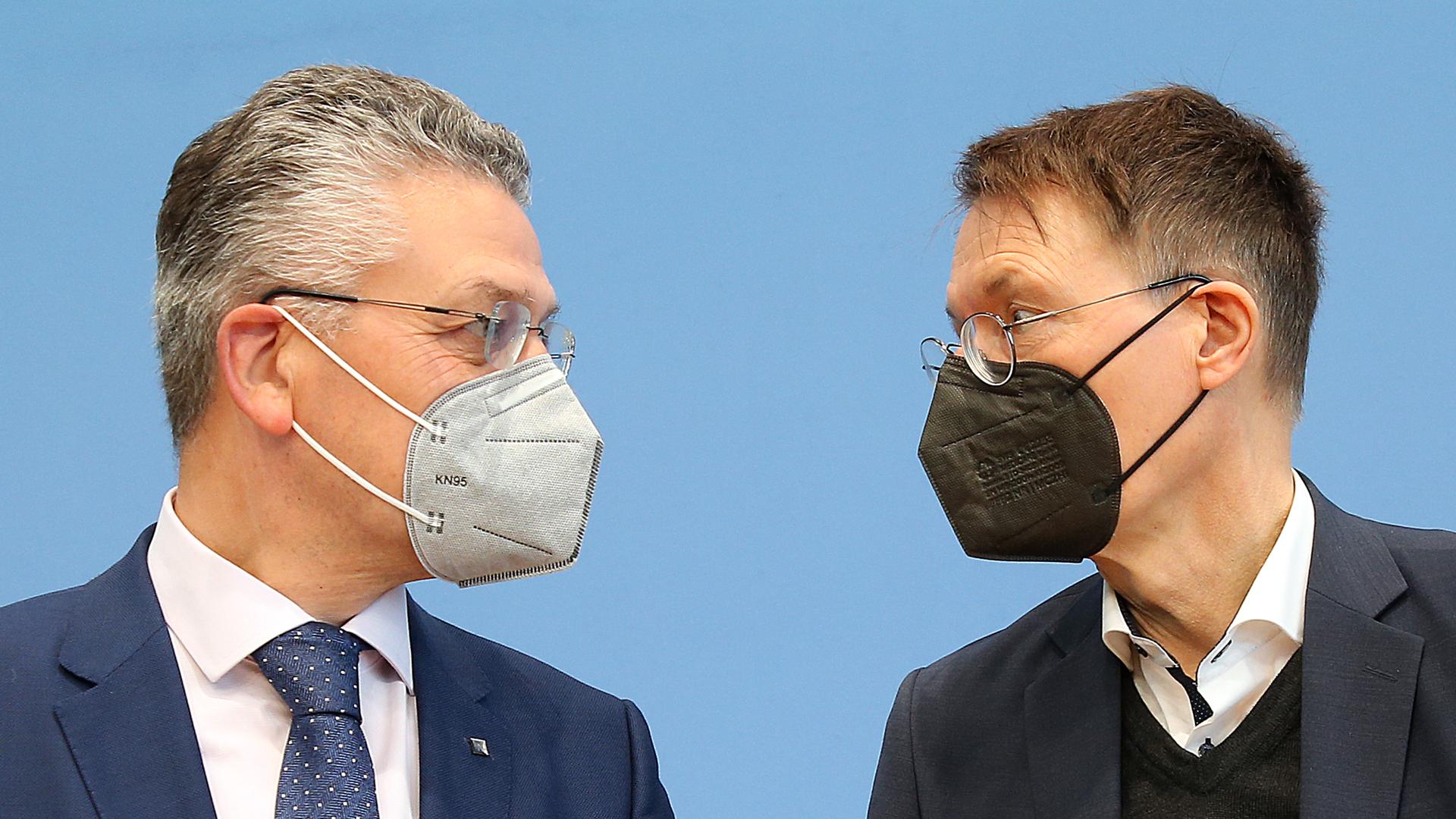 Lothar Wieler (l), inzwischen zurückgetretener Chef des RKI (Robert Koch-Institut), und Karl Lauterbach (SPD), Bundesgesundheitsminister Lothar Wieler (l), inzwischen zurückgetretener Chef des RKI (Robert Koch-Institut), und Karl Lauterbach (SPD), Bundesgesundheitsminister