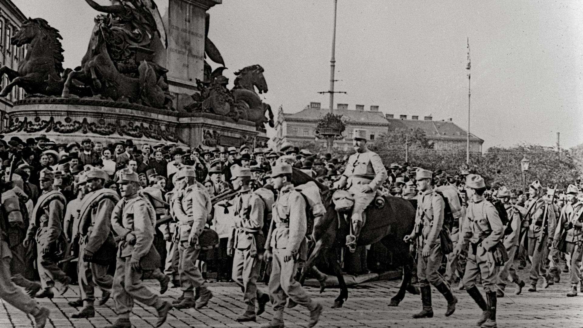 Historische Fotografie vom Abmarsch eines Infanterieregiments auf dem Wiener Praterstern im Jahr 1914.