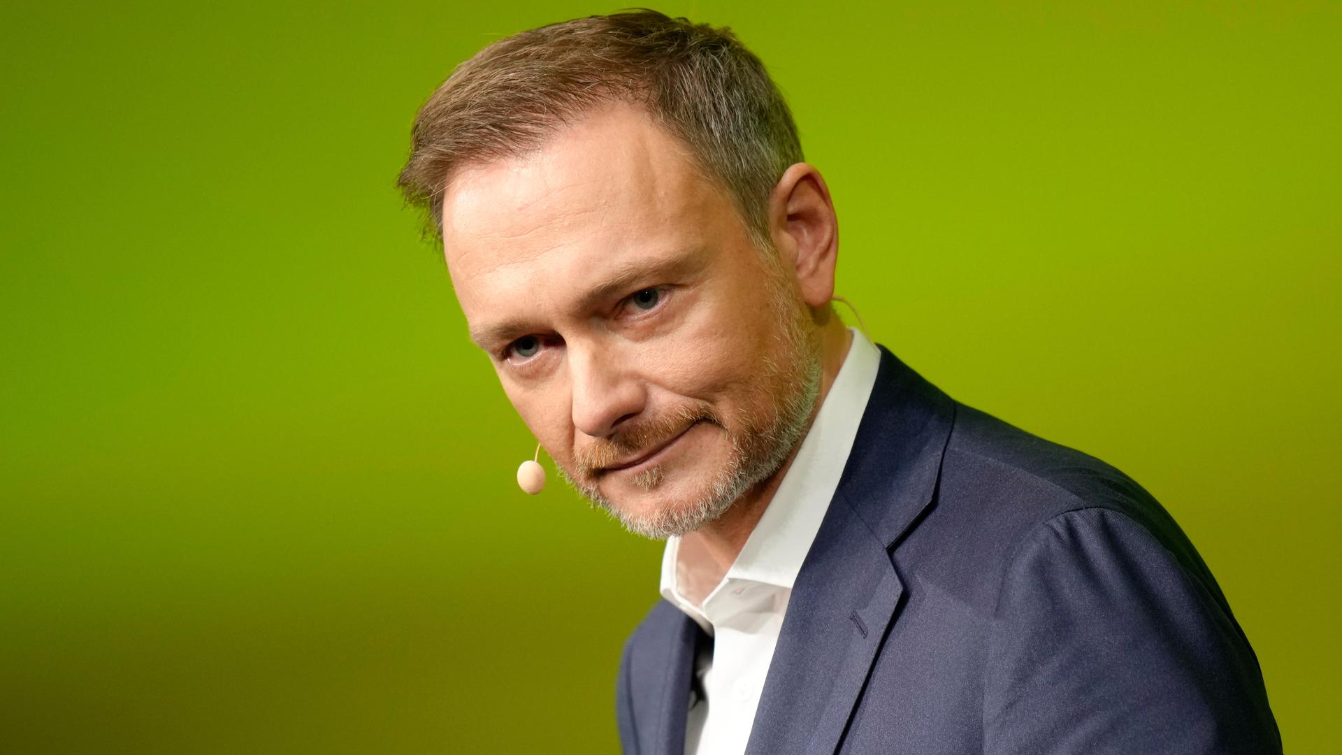 Christian Lindner, Bundesvorsitzender und Finanzminister im Porträt bei seiner Rede im Rahmen der Dreikönigskundgebung der Freien Demokraten im Opernhaus in Stuttgart Christian Lindner, Bundesvorsitzender und Finanzminister im Porträt bei seiner Rede im Rahmen der Dreikönigskundgebung der Freien Demokraten im Opernhaus in Stuttgart
