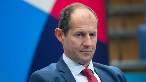 Lutz Güllner, Leiter der Abteilung Strategische Kommunikation im Auswärtigen Dienst der EU, trägt Anzug, Hemd und Krawatte, hat schütteres Haar und schaut nachdenklich.