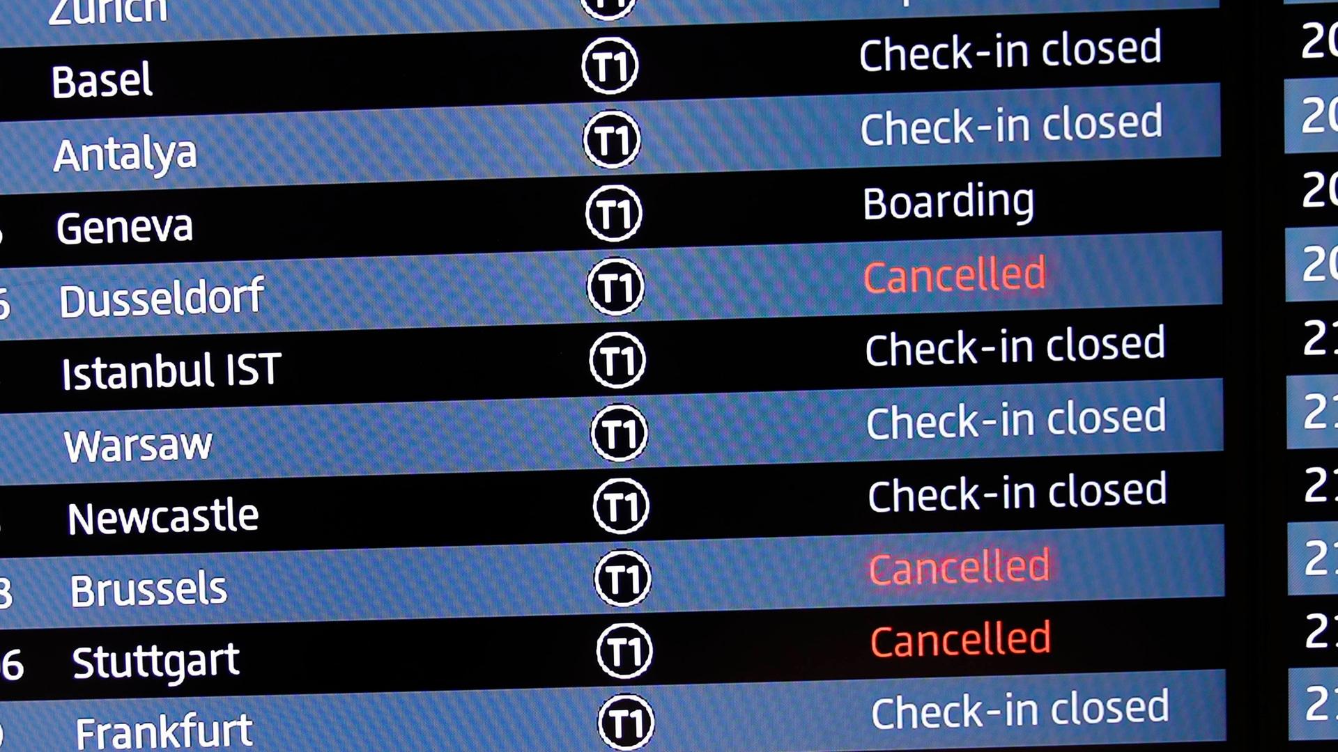 Eine Anzeigentafel am Flughafen Berlin informiert über ausgefallene Flüge.
