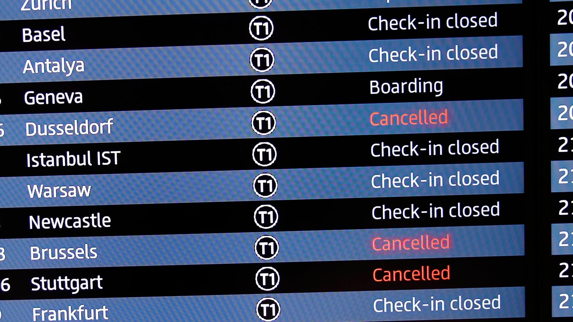 Eine Anzeigentafel am Flughafen Berlin informiert über ausgefallene Flüge. Eine Anzeigentafel am Flughafen Berlin informiert über ausgefallene Flüge.