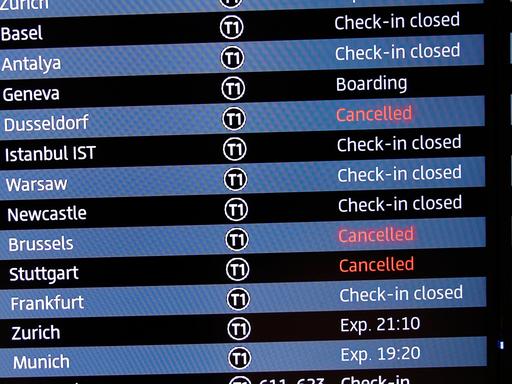 Schönefeld: Eine Anzeigetafel aum Flughafen BER, die über den Ausfall einiger Flüge informiert.