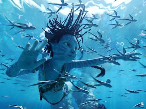 Eine Avatar schwimmt mit Fischen unter Wasser