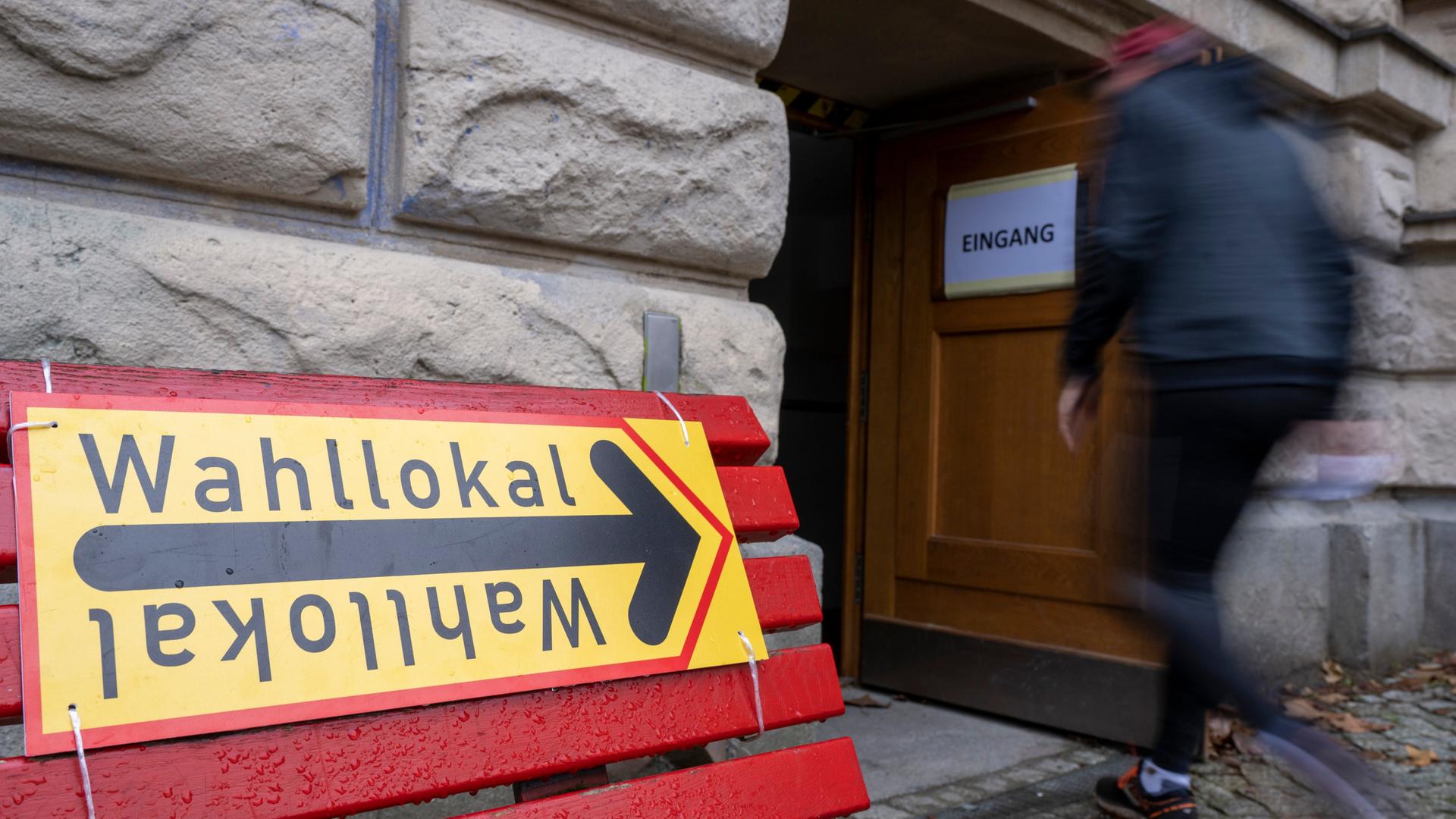 Ein Mann betritt am Morgen ein Wahllokal im Berliner Bezirk Pankow. 