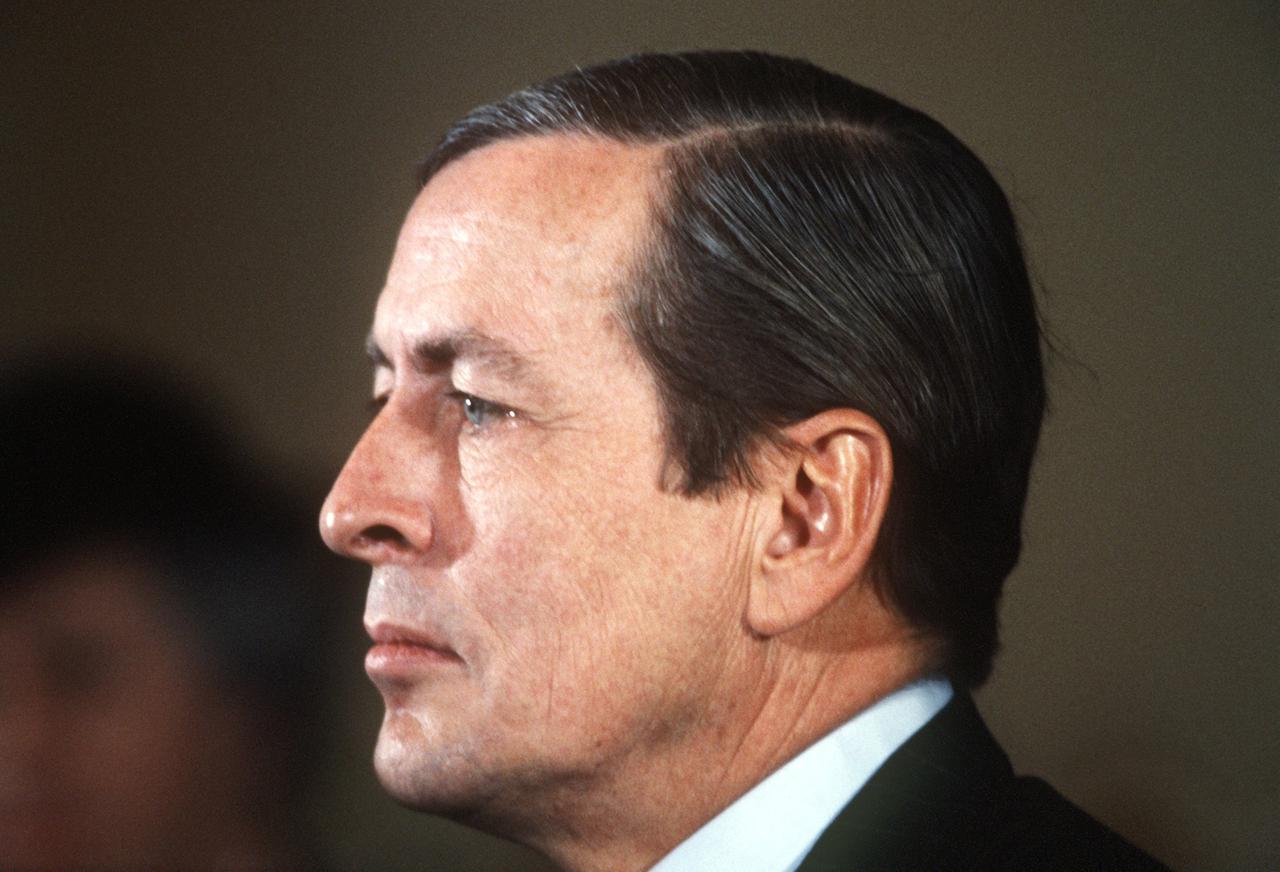 Prinz Claus der Niederlande am 3. März 1982. Am 9. September 1926 wurde er als Claus von Amsberg in Dötzingen bei Hamburg geboren. Der Diplomat lernte 1964 auf einem Polterabend auf Schloss Kronberg die niederländische Kronprinzessin Beatrix kennen. Die Hochzeit des Paares am 10. März 1966 wurde wegen der deutschen Abstammung des Bräutigams in den Niederlanden von teils heftigen Protesten begleitet. Prinz Claus konnte jedoch die Herzen der Niederländer erobern und zählte bald zu den beliebtesten Perönlichkeiten des Landes. Prinz Claus der Niederlande am 3. März 1982. Am 9. September 1926 wurde er als Claus von Amsberg in Dötzingen bei Hamburg geboren. Der Diplomat lernte 1964 auf einem Polterabend auf Schloss Kronberg die niederländische Kronprinzessin Beatrix kennen. Die Hochzeit des Paares am 10. März 1966 wurde wegen der deutschen Abstammung des Bräutigams in den Niederlanden von teils heftigen Protesten begleitet. Prinz Claus konnte jedoch die Herzen der Niederländer erobern und zählte bald zu den beliebtesten Perönlichkeiten des Landes.