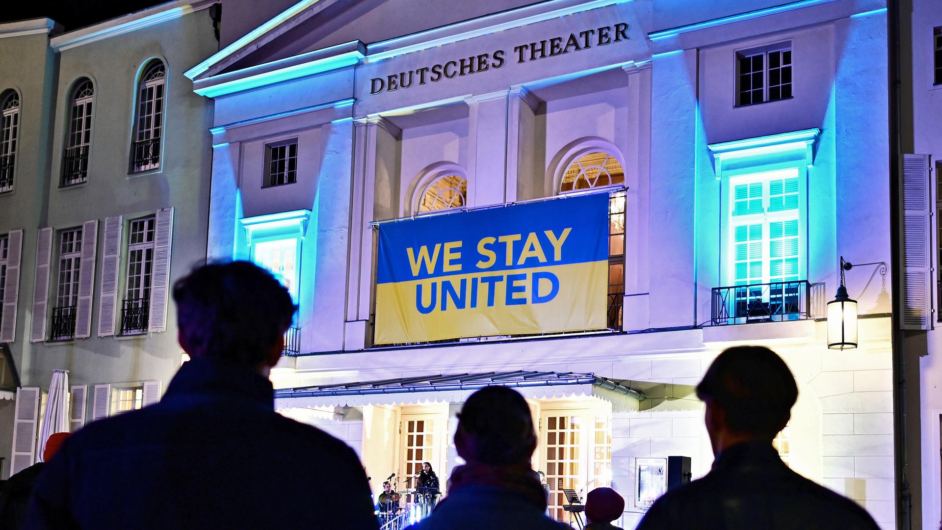 Fassade des Deutsches Theater in Berlin, über dem Eingang hängt ein blau-gelbes Banner mit der Aufschrift "we stay united". Fassade des Deutsches Theater in Berlin, über dem Eingang hängt ein blau-gelbes Banner mit der Aufschrift "we stay united".