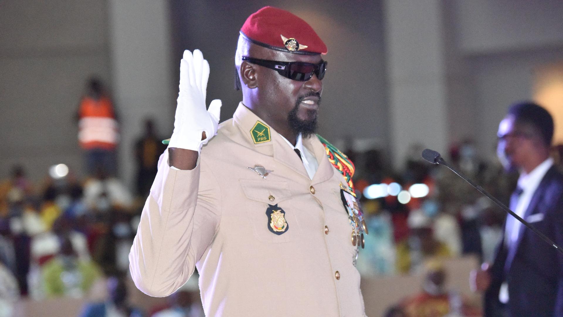 Colonel Mamady Doumbouya erhebt bei seiner Vereidigung als Staatspräsident von Guinea am 1.10.2021 die Hand. Colonel Mamady Doumbouya erhebt bei seiner Vereidigung als Staatspräsident von Guinea am 1.10.2021 die Hand.