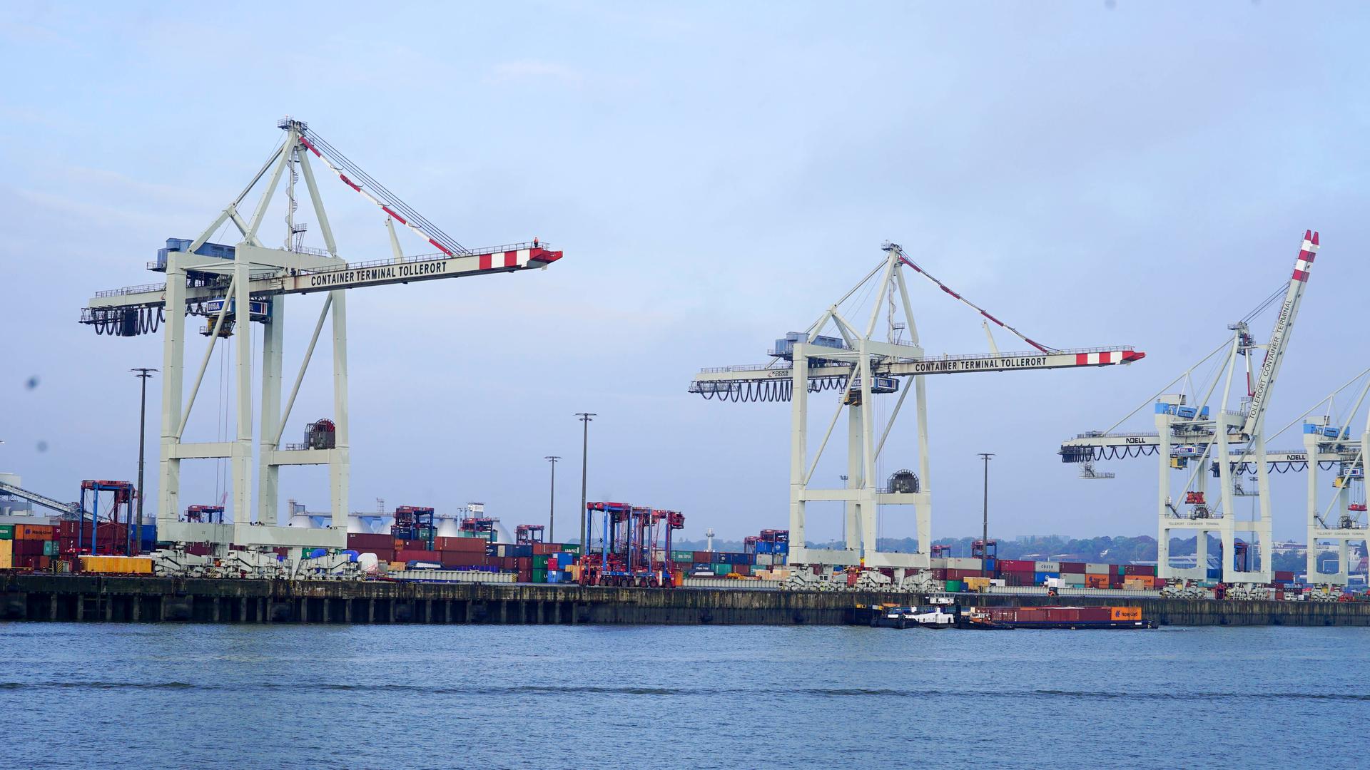 Ein chinesisches Cosco-Schiff liegt am Terminal Tollerort im Hamburger Hafen. Außerdem sind Hafenkräne zu sehen. Die Beteiligung von China am Hamburger Hafen am HALA Tollerort Terminal ist umstritten. Ein chinesisches Cosco-Schiff liegt am Terminal Tollerort im Hamburger Hafen. Außerdem sind Hafenkräne zu sehen. Die Beteiligung von China am Hamburger Hafen am HALA Tollerort Terminal ist umstritten.