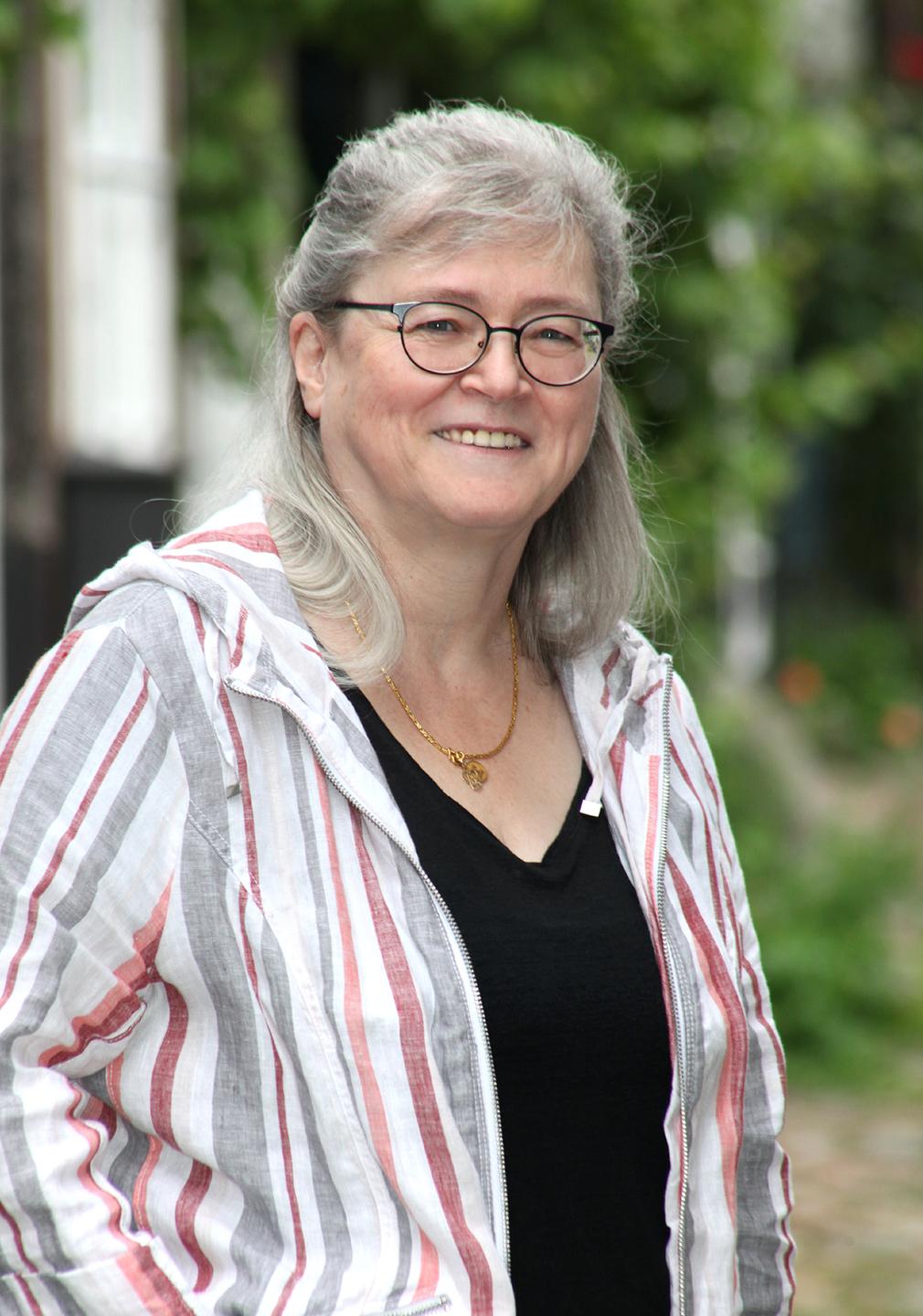 Porträt von Elisabeth, die freundlich in die Kamera lächelt. Porträt von Elisabeth, die freundlich in die Kamera lächelt.