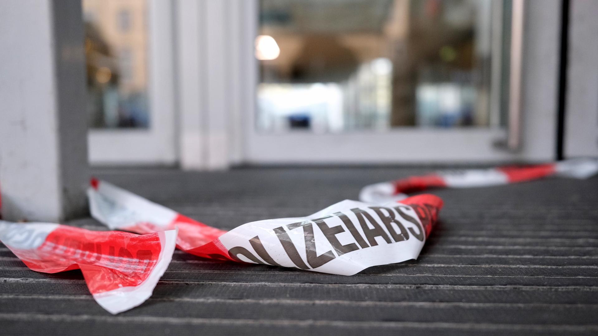 Absperrband der Polizei liegt vor dem geschlossenen Einkaufszentrum Altmarkt-Galerie. Am 10.12.2022 hatte die Polizei dort eine Geiselnahme beendet. Absperrband der Polizei liegt vor dem geschlossenen Einkaufszentrum Altmarkt-Galerie. Am 10.12.2022 hatte die Polizei dort eine Geiselnahme beendet.