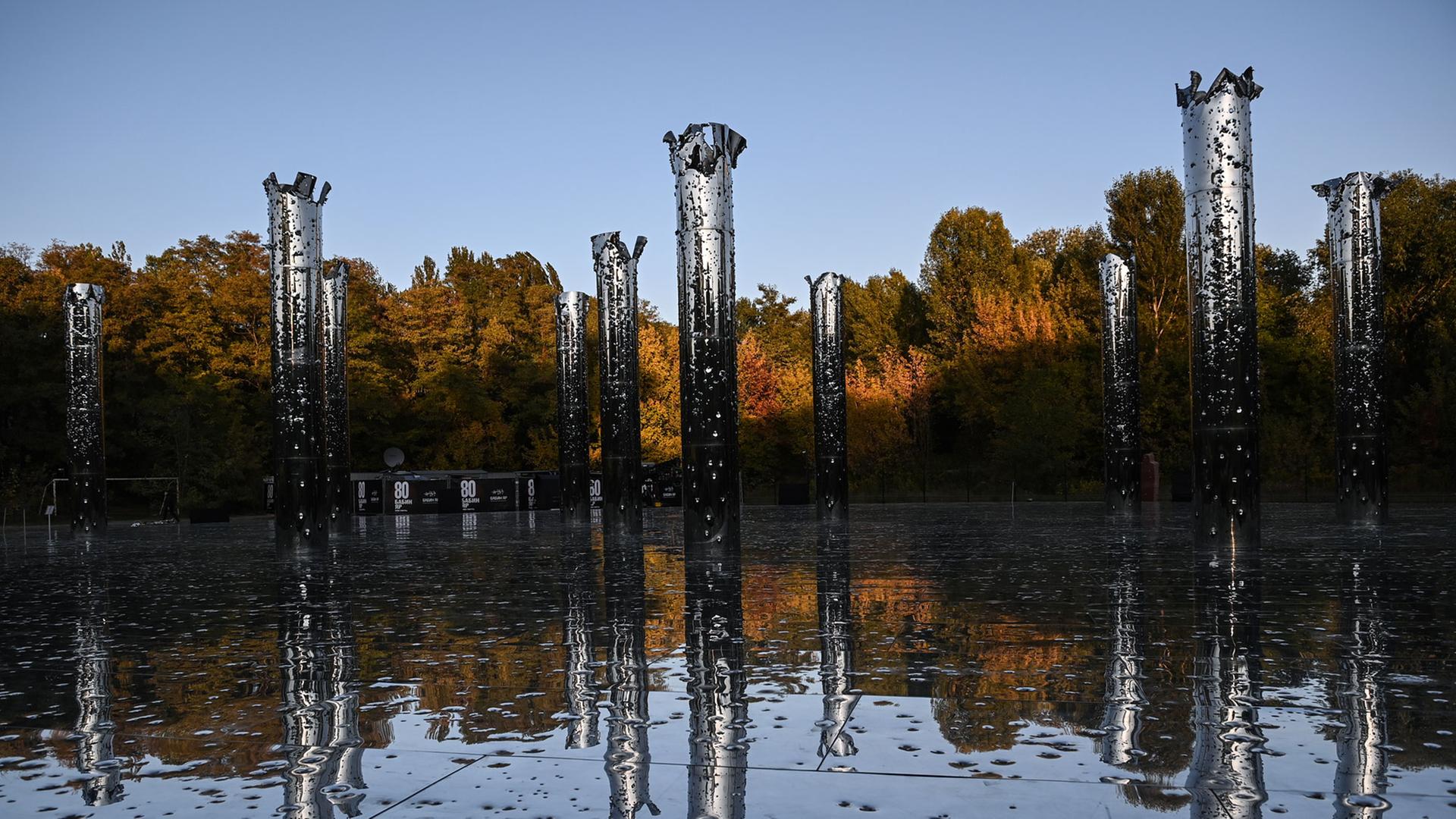 Mahnmal an den "Holocaust mit Kugeln" in der Gedenkstätte Babyn Jar. Mahnmal an den "Holocaust mit Kugeln" in der Gedenkstätte Babyn Jar.