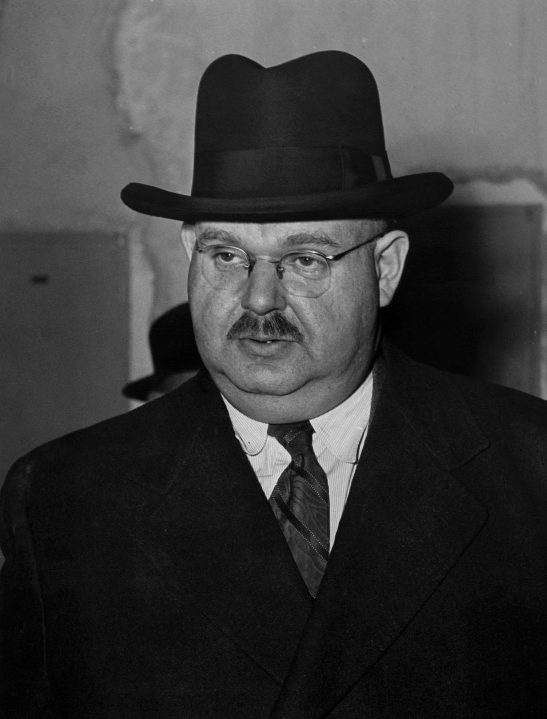 Schwarzweißaufnahme von Philipp Auerbach mit Hut und Brille. Schwarzweißaufnahme von Philipp Auerbach mit Hut und Brille.