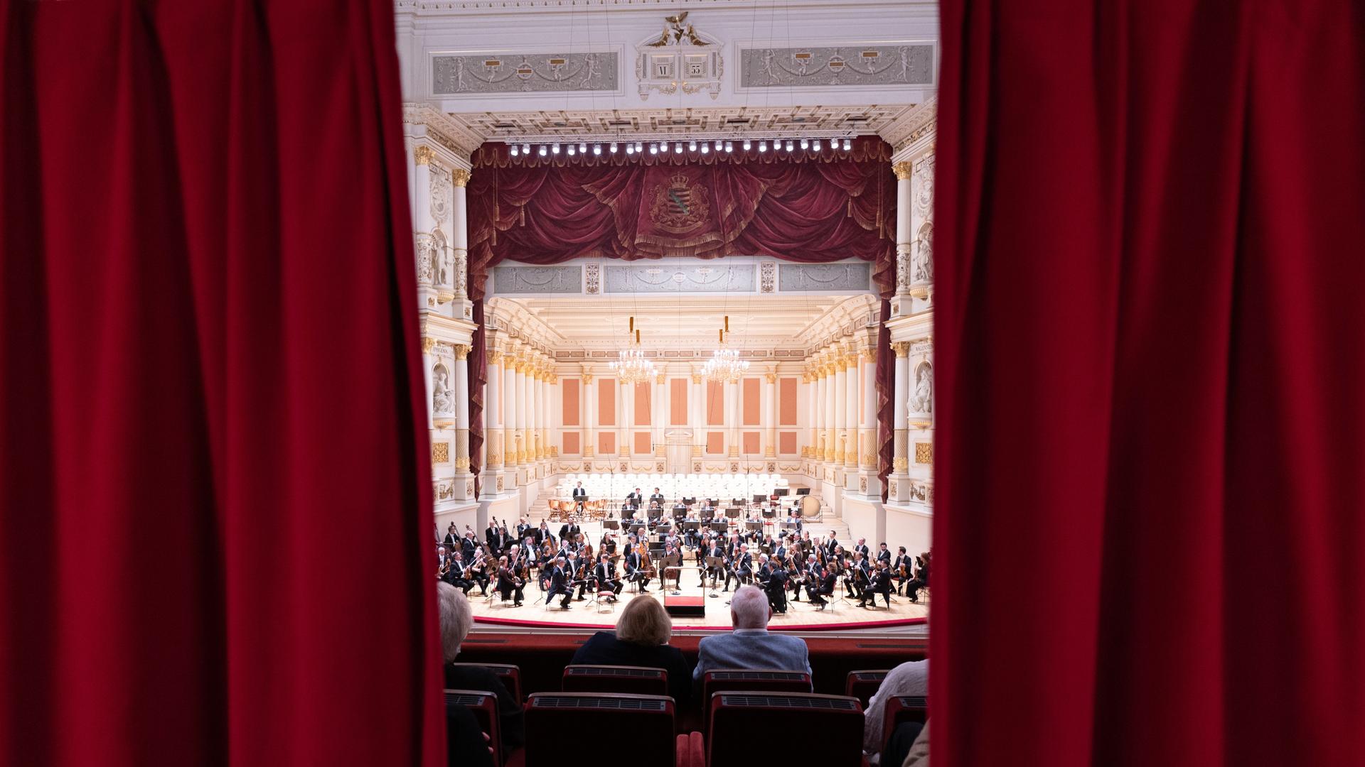 Blick auf die Bühne der Semperoper, rechts und links im Bild ist ein roter Vorhang zu sehen. Blick auf die Bühne der Semperoper, rechts und links im Bild ist ein roter Vorhang zu sehen.