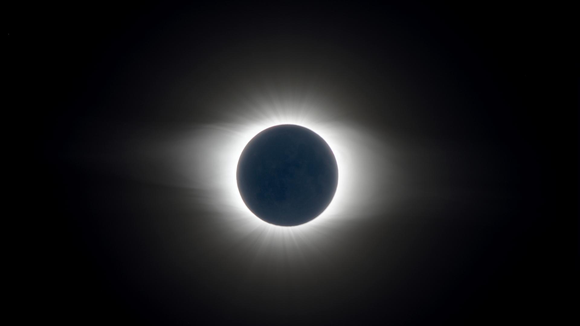 Aufnahme einer totalen Sonnenfinsternis bei der sich die Sonnenkorona zeigt, da der Mond die Sonne komplett bedeckt.