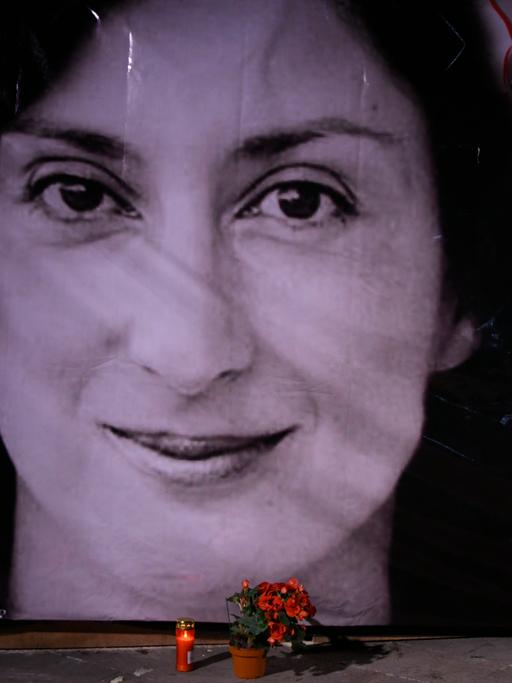 An einer Wand aufgestelltes Foto von Daphne Caruana Galizia