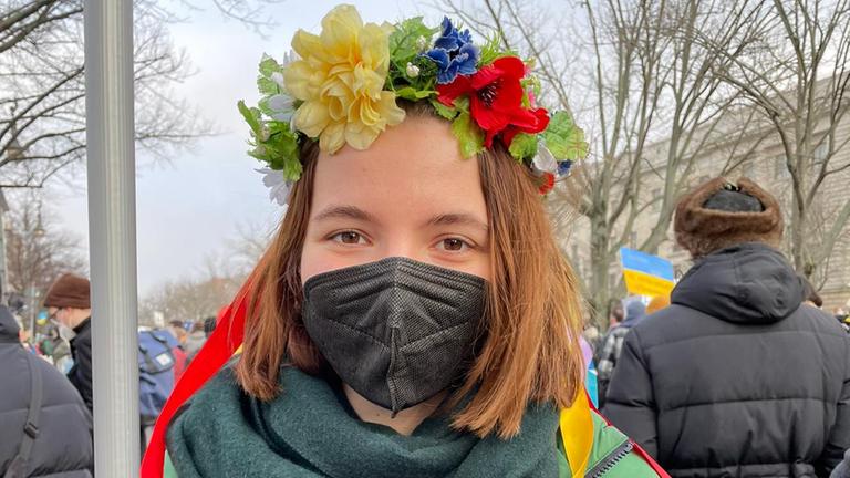 Junge Frau auf einer Demonstration gegen den russischen Krieg in der Ukraine Junge Frau auf einer Demonstration gegen den russischen Krieg in der Ukraine
