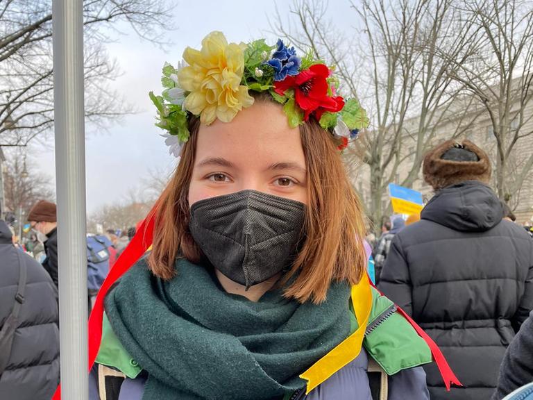 Junge Frau auf einer Demonstration gegen den russischen Krieg in der Ukraine