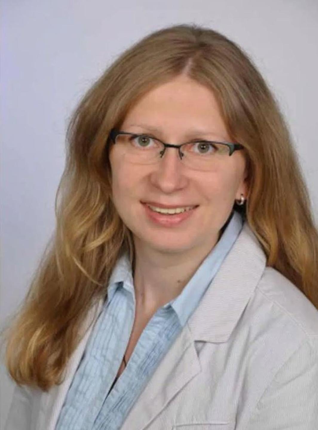 Yauheniya Danilovich, mit langen blonden Haaren, trägt einen hellen Blazer und schaut freundlich in die Kamera. Yauheniya Danilovich, mit langen blonden Haaren, trägt einen hellen Blazer und schaut freundlich in die Kamera.